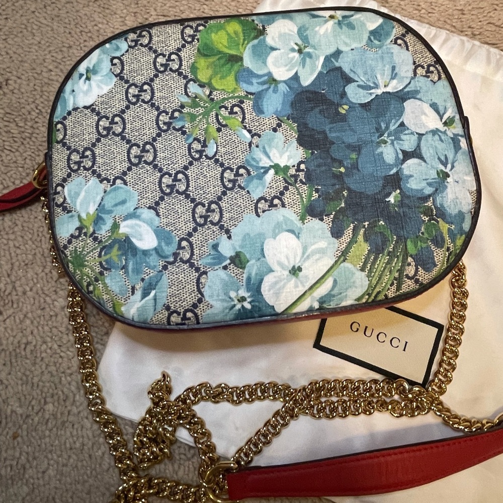Authentic Gucci blooms cross body bag with gold chain strap. In great condition